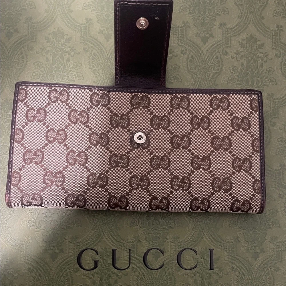 Gucci wallet iconic